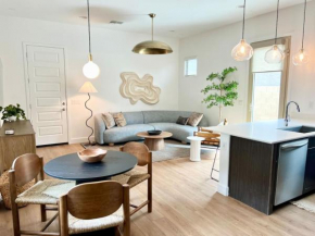 Luxury 1 BR Casita with Private Yard, Garage and WD